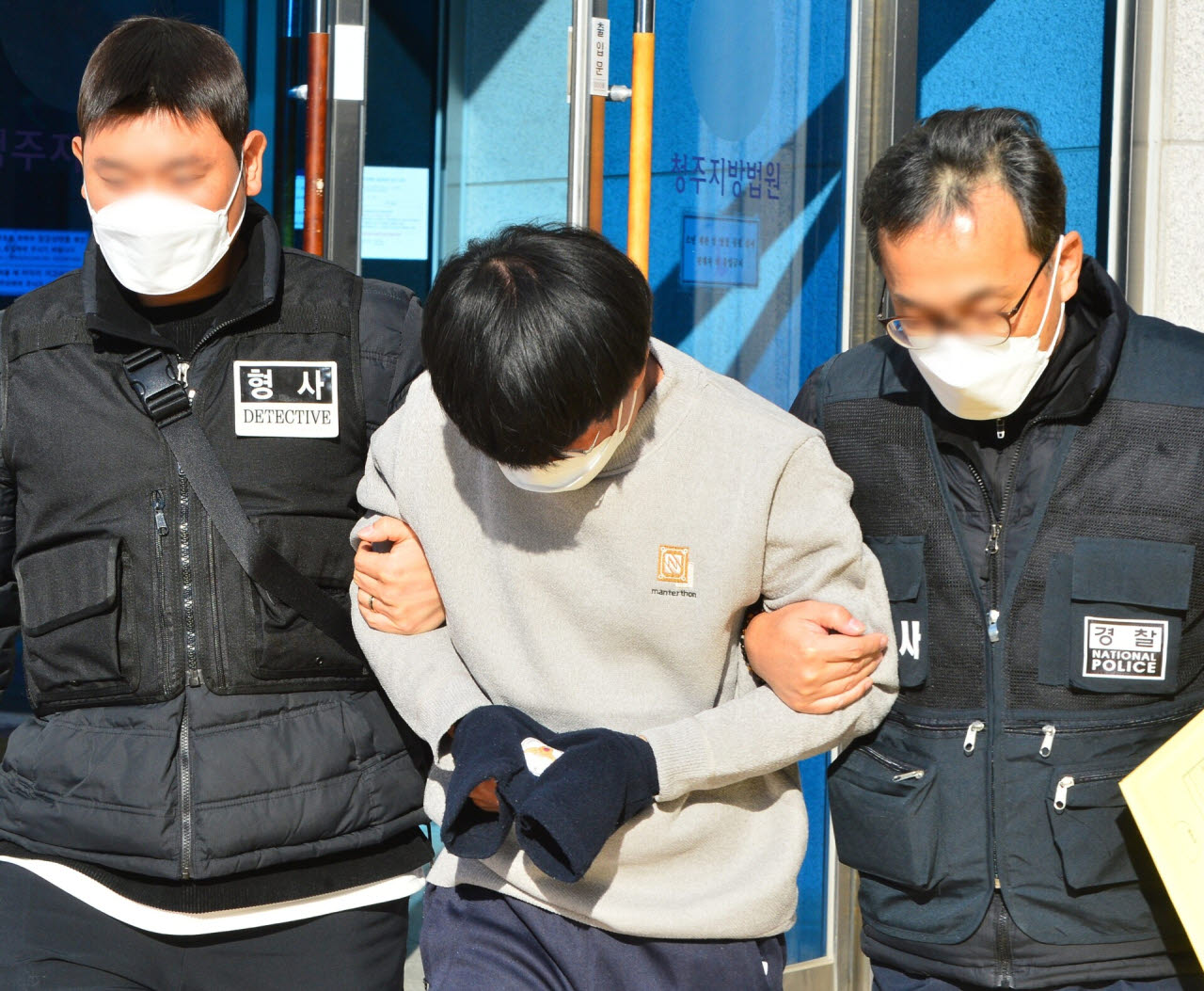 충북 괴산군에서 모친을 둔기와 흉기로 살해한 30대 남성이 지난해 12월 4일 청주지법에서 구속전 피의자 심문(영장실질심사)을 받은 뒤 나오고 있다.(사진=뉴시스)