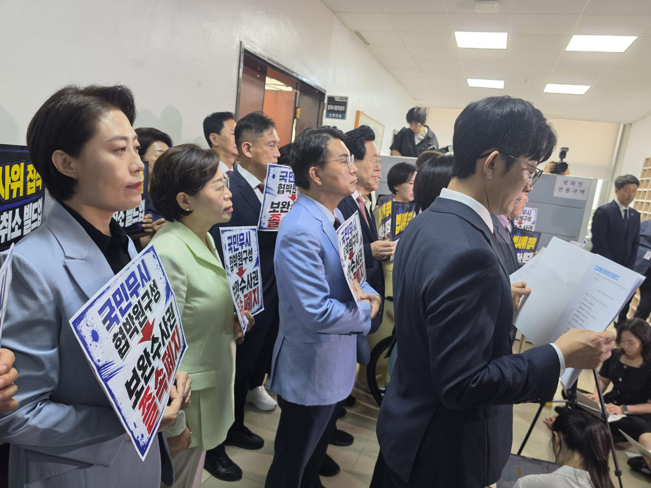 국민의힘 의원들이 8일 국회 법제사법위원회 회의장 밖에서 기자회견을 열고 더불어민주당을 규탄하고 있다. (사진=안소현 기자)