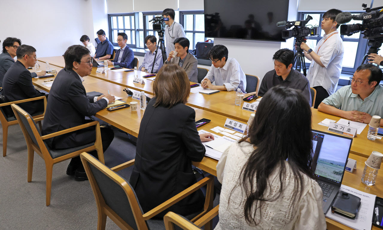 최휘영 문화체육관광부 장관이 8일 서울 종로구 국립현대미술관 서울관에서 대중음악 기획사 및 유관 협회 관계자를 만나 음악산업 생태계 강화를 위한 현장간담회를 하고 있다. (사진=문체부)