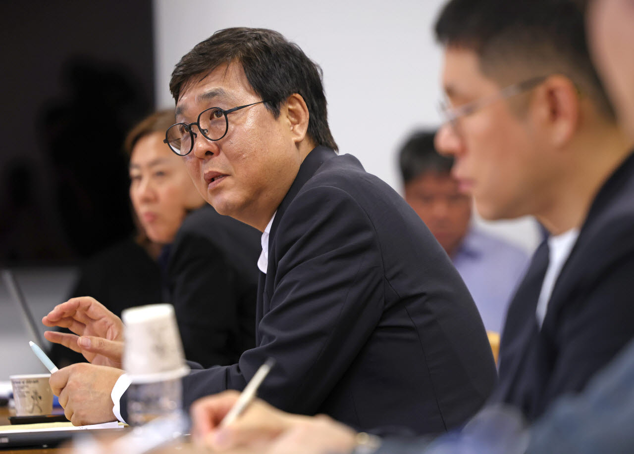 최휘영 문화체육관광부 장관이 8일 서울 종로구 국립현대미술관 서울관에서 대중음악 기획사 및 유관 협회 관계자를 만나 음악산업 생태계 강화를 위한 현장간담회를 하고 있다. (사진=문체부)