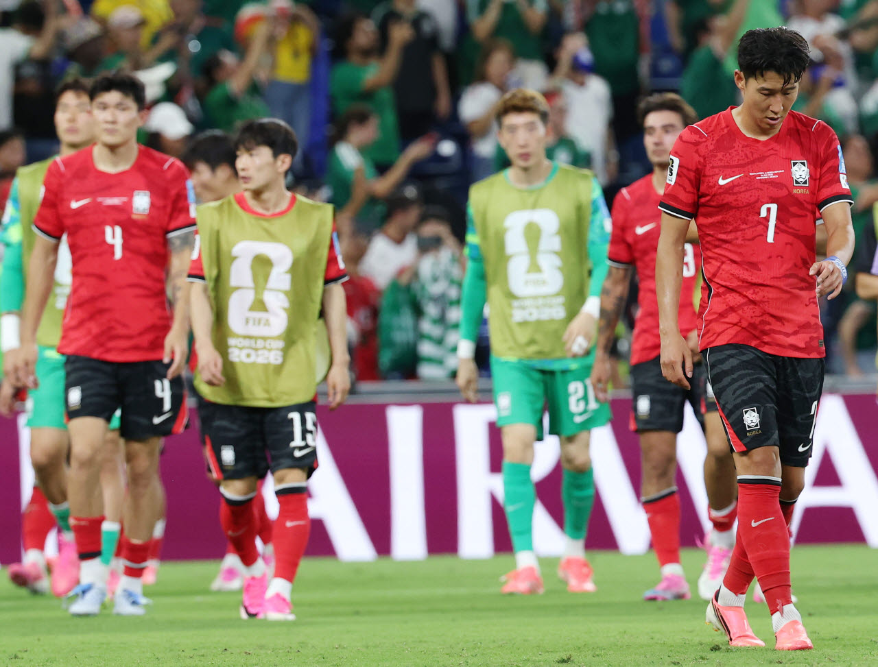 한국 축구 국가대표팀 손흥민 등 선수들이 24일(현지시간) 멕시코 몬테레이 스타디움에서 열린 2026 북중미 월드컵 A조 3차전 남아프리카공화국과의 경기에서 0대1로 패배한 뒤 아쉬워하고 있다.(사진=연합뉴스)