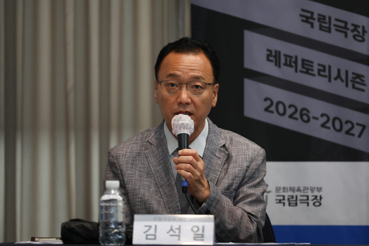 질김석일 국립극장장 직무대리가 8일 서울 중구 프레스센터에서 열린 2026~2027 국립극장 레퍼토리시즌 발표 기자간담회에서 질의응답하고 있다. (사진=연합뉴스)