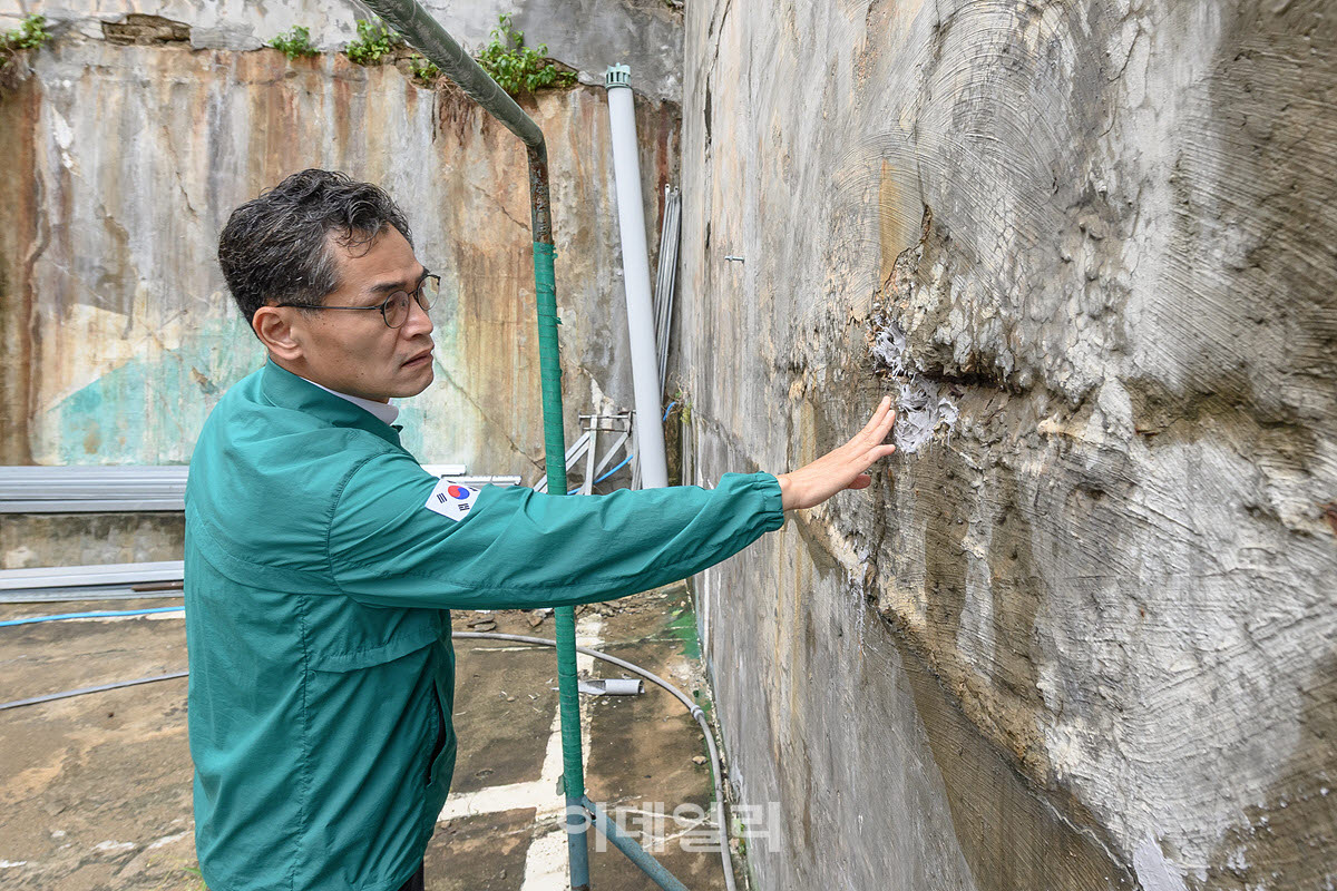 [포토] 취약 시설물 안전 점검하는 이기재 양천구청장