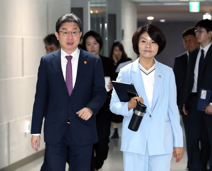 지속가능성 공시 제도화 방안 관련 당정 입장하는 한정애 더불어민주당 정책위의장(오른쪽)과 이억원 금융위원장 (사진=연합뉴스)