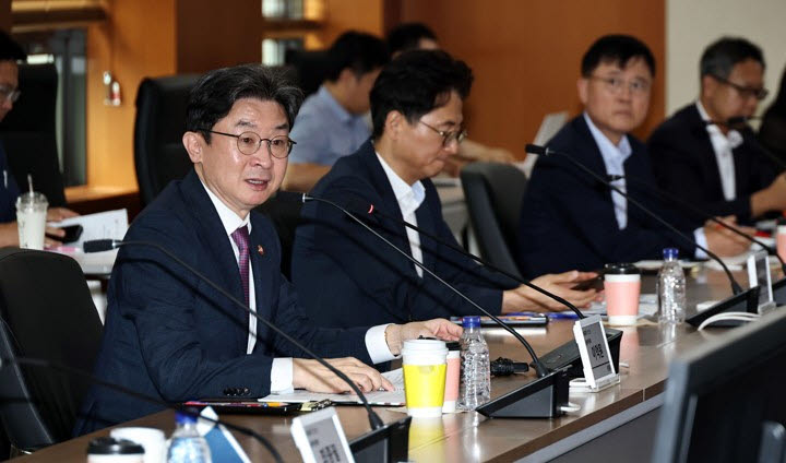 이억원 금융위원장이 8일 한국거래소에서 열린 '주가조작 근절 합동대응단 1주년 운영성과 점검회의'에 참석해 발언하고 있다. (사진=연합뉴스)