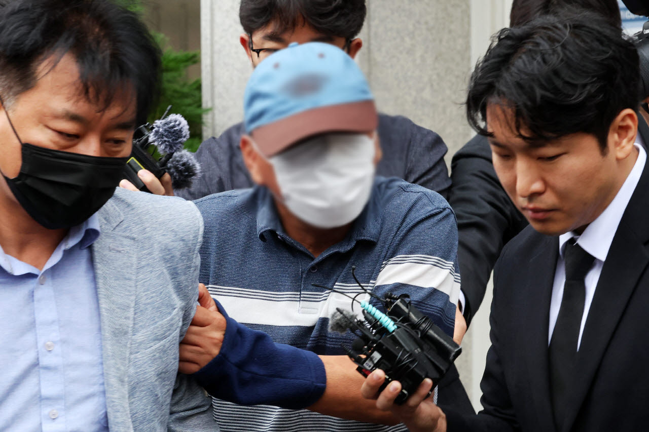 ‘여고생 살해범’ 장윤기 사건의 증거를 인멸한 혐의 등을 받는 광주 광산경찰서 수사팀장 A 경감이 8일 오전 전남광주통합특별시 동구 광주지방법원에서 열린 구속 전 피의자 심문(영장실질심사)에 출석한 뒤 법정 밖으로 나오고 있다. 경찰은 A 경감이 장윤기의 차량을 압수수색하는 과정에서 ‘케이블타이’를 증거인멸한 혐의로 전날 구속영장을 신청했다.(사진=연합뉴스)