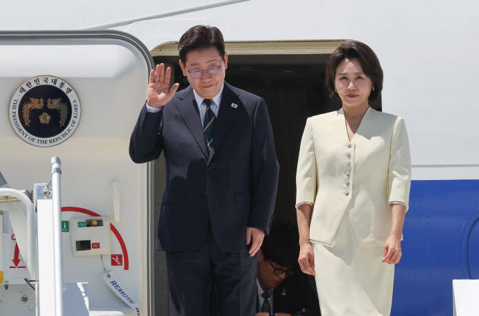 북대서양조약기구(NATO·나토) 정상회의에 참석하는 이재명 대통령과 김혜경 여사가 7일(현지시간) 튀르키예 앙카라 에센보아 국제공항에 도착한 공군 1호기에서 환영객에게 인사하고 있다. (사진=연합뉴스)