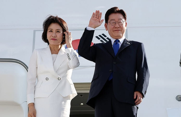 북대서양조약기구(NATO·나토) 정상회의 일정을 마친 이재명 대통령과 김혜경 여사가 8일(현지시간) 튀르키예 앙카라 에센보아 국제공항에 도착한 공군 1호기에서 환송객을 향해 인사하고 있다. (사진=연합뉴스)