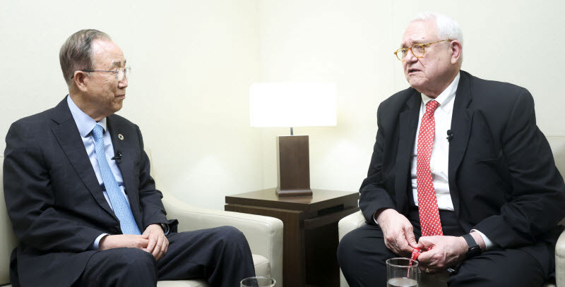 Former UN Secretary-General Ki-moon Ban (Left) and John Hamre, Chairman Emeritus of the Center for Strategic and International Studies (CSIS), engage in dialogue at the 17th Edaily Strategy Forum (Edaily Strategy Forum 2026) held at the Shilla Hotel in Jangchung-dong, Jung-gu, Seoul on June 16. (Photo=Young-hoon Lee/Edaily)