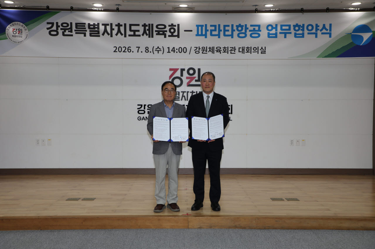 8일 강원체육회관 대회의실에서 진행된 파라타항공과 강원특별자치도체육회의 업무협약 체결식에서 파라타항공 정재필 영업운송본부장(오른쪽)과 양희구 강원특별자치도체육회장이 기념 촬영을 하고 있다. (사진=파라타항공)