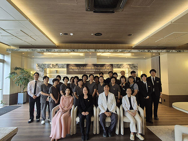 (앞줄 좌측부터) 도유림 신경과 진료원장, 팅 바오 하버드 의과대학교수, 윤형준 병원장, 오은현 재활의학과 진료원장. (사진=시그니처요양병원)