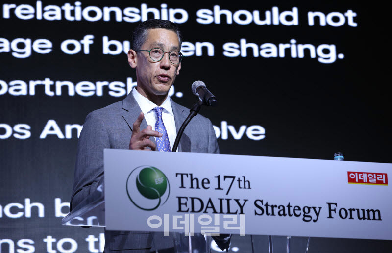 The 17th Edaily Strategy Forum was held on June 17 at the Shilla Hotel in Jung-gu, Seoul, under the theme “The Age of Power, Recasting Civilization : Who Designs the New World?” Rexon Ryu, President of The Asia Group (TAG), is delivering a keynote speech on the topic “Security and Defense Strategy in the Era of Self-Reliance.” (Photo = Jin-hwan Noh, Edaily Reporter)