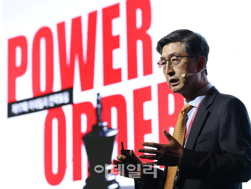 The 17th Edaily Strategy Forum was held on the 17th at The Shilla Seoul in Jung-gu, Seoul, under the theme “The Age of Power, Recasting Civilization : Who Designs the New World?” Professor Park Ki-soon at Sungkyunkwan University’s School of China and former President of the China Samsung Economic Research Institute delivered a speech on “Korea’s Strategic Value in an Era of Deglobalization and Rival Blocs.” (Photo = Jin-hwan Noh, Edaily Reporter)