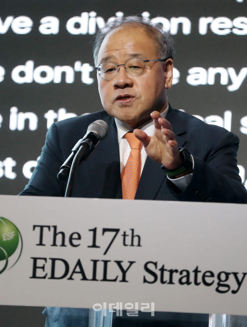  Who Designs the New World?”, President Ahn Jong-beom of the Policy Evaluation Research Institute (PERI) delivered opening remarks before the Edaily-PERI special symposium during the second day of the event. (Photo = Tae-hyung Kim, Edaily Reporter)