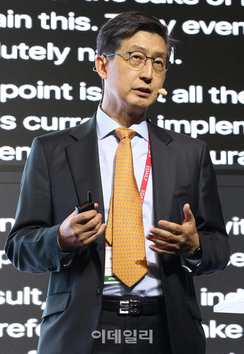 The 17th Edaily Strategy Forum was held on June 17 at the Shilla Hotel in Jung-gu, Seoul, under the theme “The Age of Power, Recasting Civilization : Who Designs the New World?” Professor Ki-soon Park of Sungkyunkwan University’s Graduate School of China and former President of Samsung Economic Research Institute in China is delivering a presentation on the topic “Korea’s Strategic Value in an Era of Deglobalization and Rival Blocs” (Photo = Jin-hwan Noh, Edaily Reporter)