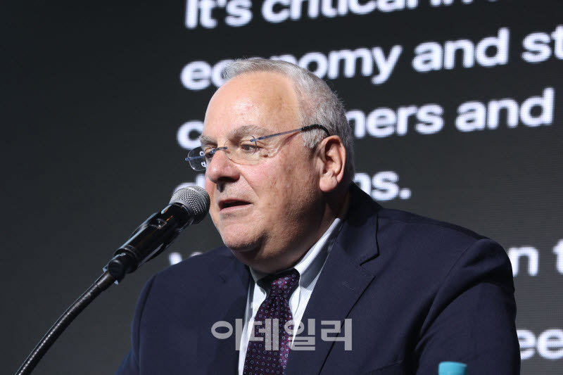 Andrew Levin, a professor of economics at Dartmouth College, made these remarks during his presentation on the topic “The Pitfalls of Consensus and the Merits of Robust Monetary Policy Debate” at the 17th Edaily Strategy Forum held at the Shilla Hotel in Jangchung-dong, Jung-gu, Seoul, on the 17th. Convened under the theme 