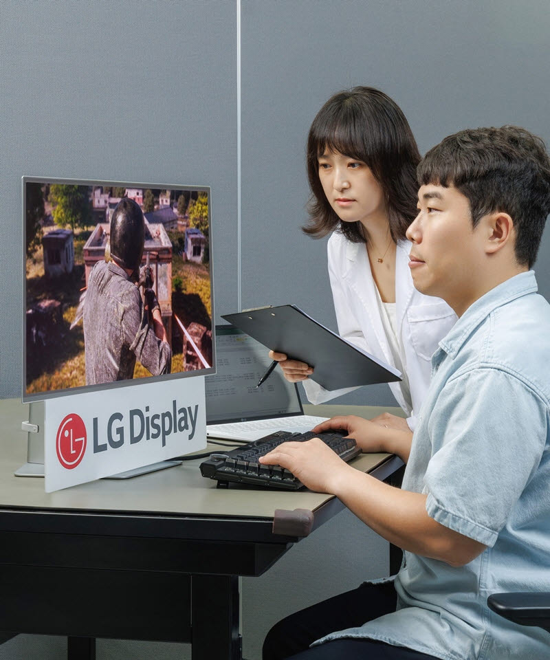 LG디스플레이 직원이 게이밍 모니터 주사율과 게임 수행능력 간의 상관관계를 입증하는 실험을 하고 있다.(사진=LG디스플레이)