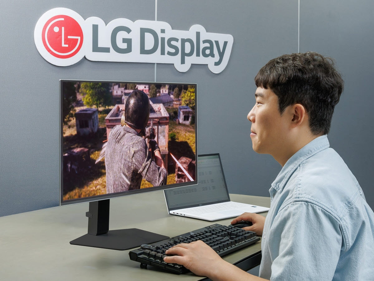 LG디스플레이 직원이 게이밍 모니터 주사율과 게임 수행능력 간의 상관관계를 입증하는 실험을 하고 있다.(사진=LG디스플레이)