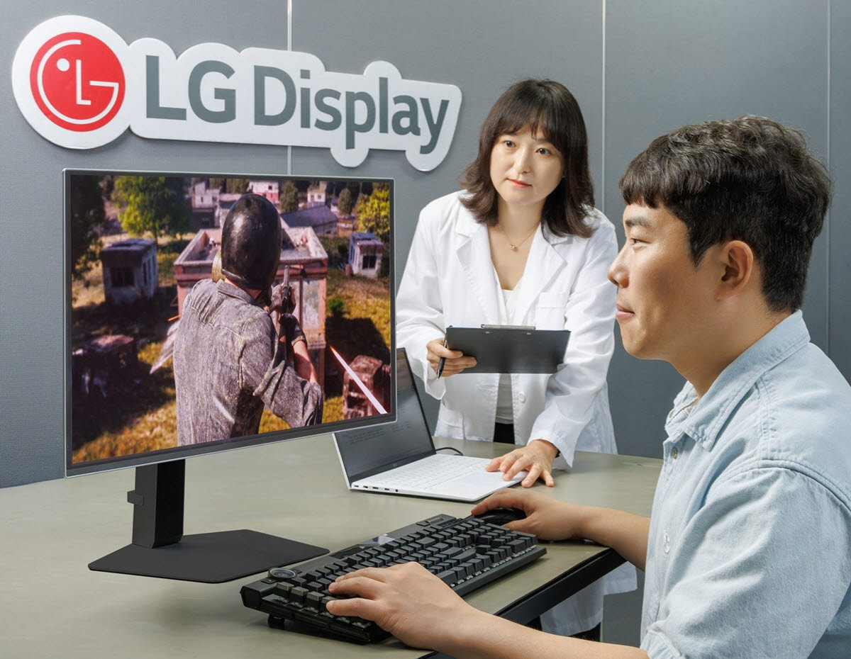LG디스플레이 직원이 게이밍 모니터 주사율과 게임 수행능력 간의 상관관계를 입증하는 실험을 하고 있다.(사진=LG디스플레이)