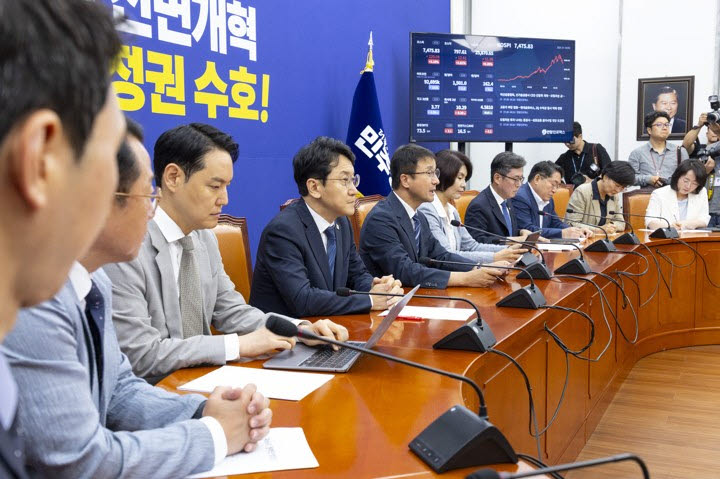 정책조정회의에서 발언하는 한병도 당 대표 직무대행(사진 = 연합뉴스)
