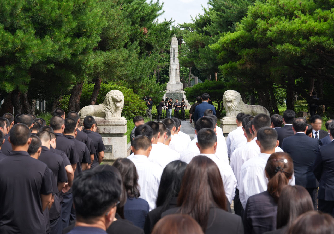 배재고 학생들이 지난 6일 전남광주통합특별시 광주제일고등학교를 찾아 사과한 뒤 광주학생독립운동기념탑을 참배하고 있다. 배재고 야구부 학생들은 최근 고교야구선수권대회에서 