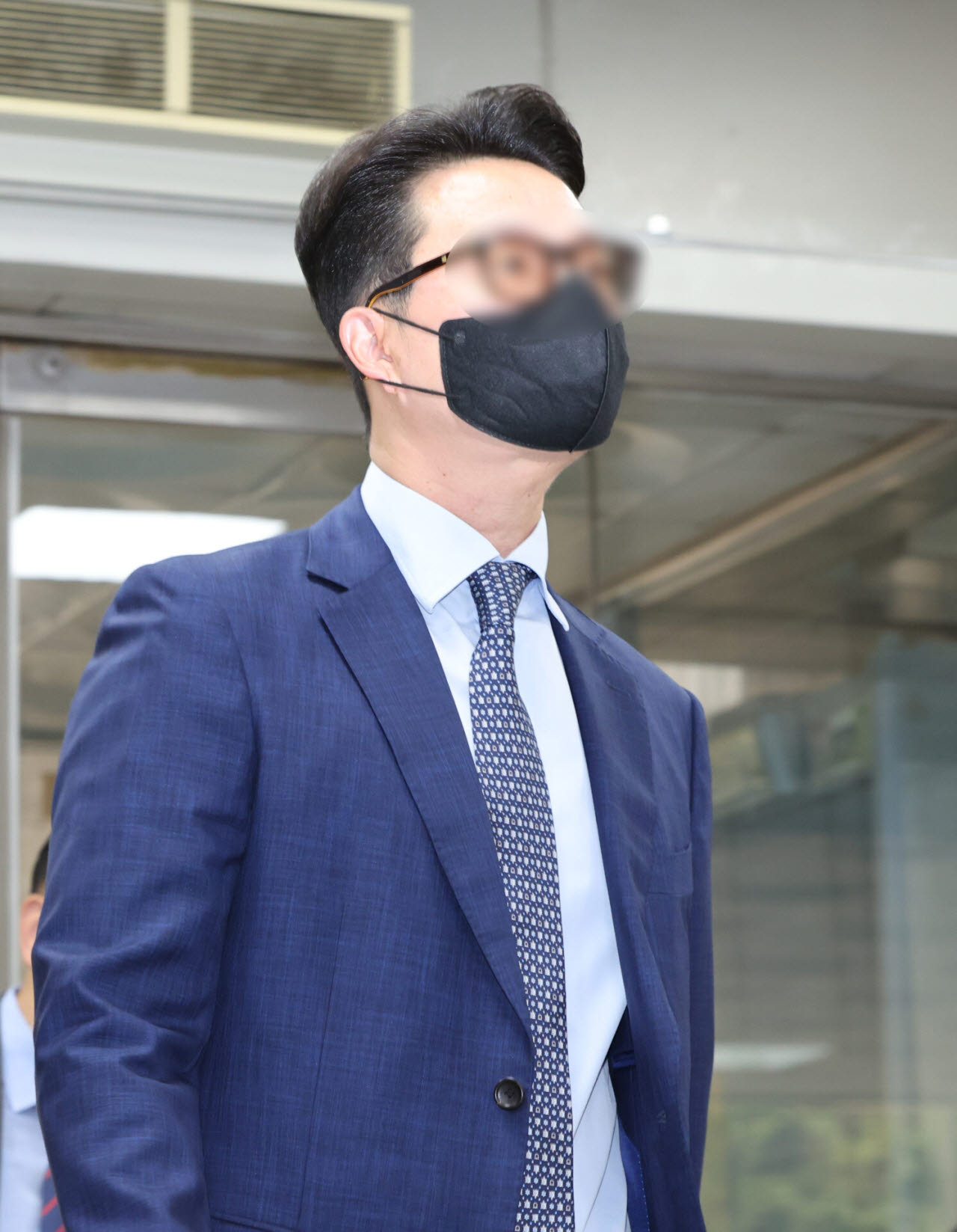 건진법사 전성배씨를 통해 김건희 여사에게 고가 선물을 전달하고 통일교의 현안을 청탁한 의혹을 받는 윤영호 전 세계평화통일가정연합(통일교) 세계본부장이 지난해 7월 30일 오전 서울 서초구 서울중앙지방법원에서 열린 구속 전 피의자 심문(영장실질심사)에 출석하고 있다.(사진=뉴시스)