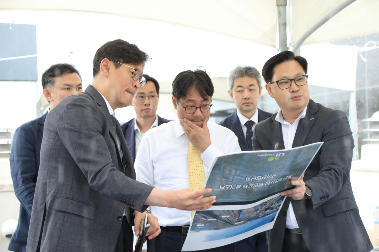 9일 이성훈 한국토지주택공사(LH) 사장(가운데)이 용인 반도체 국가산단 사업현장을 찾아 현장을 점검하고 있다.(사진=한국토지주택공사)