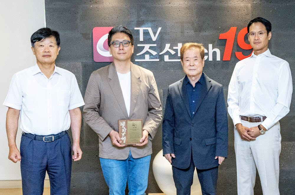 주용중 대표(왼쪽부터), 허석균 ㈜허영만 대표, 홍두표 회장, 방정오 부사장