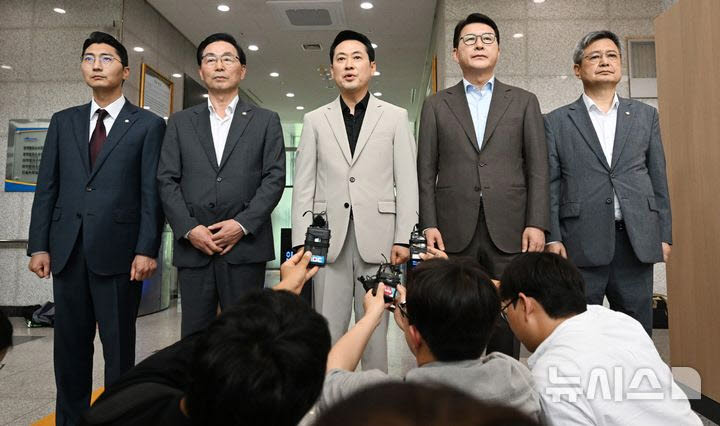 장동혁 국민의힘 대표를 비롯한 의원들이 9일 오전 전남광주통합특별시 광산구 광주경찰청을 방문, '장윤기 사건' 부실 수사 의혹과 관련해 김영근 광주경찰청장과 면담이 무산된 후 기자회견을 하고 있다. (사진=뉴시스)