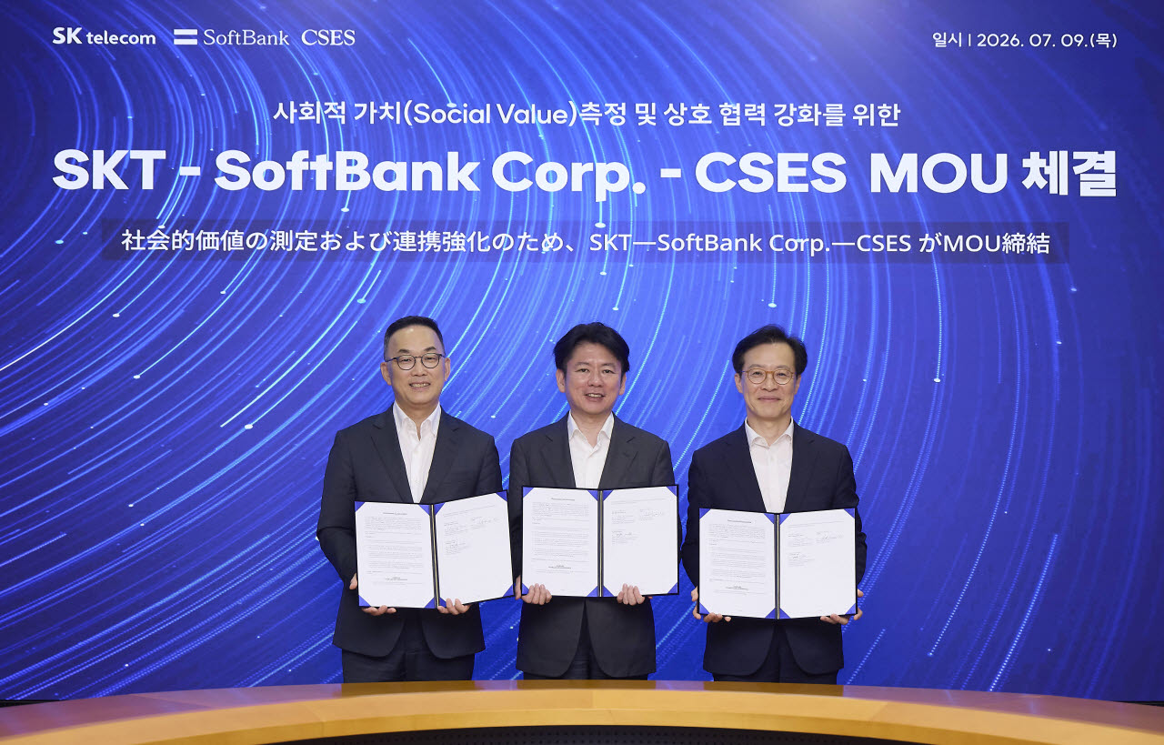 사회적가치연구원(CSES)이 9일 서울 을지로 SKT타워에서 SK텔레콤, 일본 소프트뱅크와 'AI·ICT 기업의 사회적가치 측정 및 상호 협력 강화를 위한 업무협약(MOU)'을 체결했다. (왼쪽부터) 엄종환 SKT 지속가능경영실장, 겐다 야스유키 일본 소프트뱅크 코퍼레이트 총괄, 나석권 사회적가치연구원 대표이사.(사진=사회적가치연구원.)