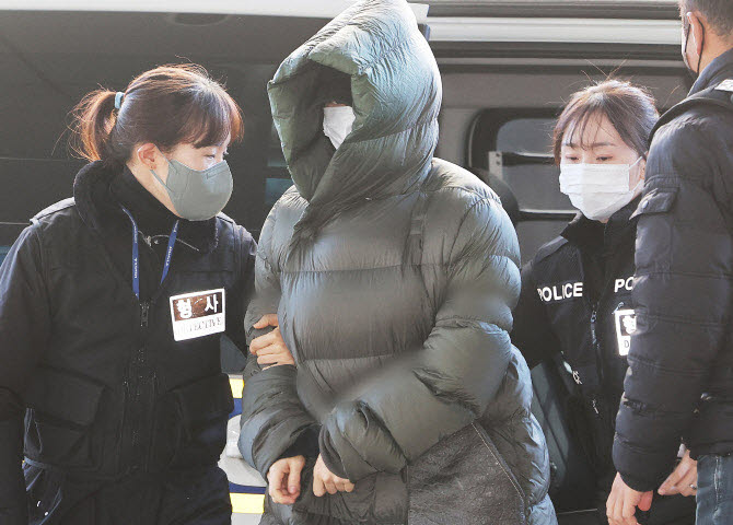 마약 혐의로 경찰 수사 대상에 오른 상황에서 해외로 도피했다가 체포된 황하나 씨가 지난해 12월 26일 경기 안양시 동안구 수원지방법원 안양지원에서 열린 구속 전 피의자 심문(영장실질심사)에 출석하고 있다 (사진=뉴스1)