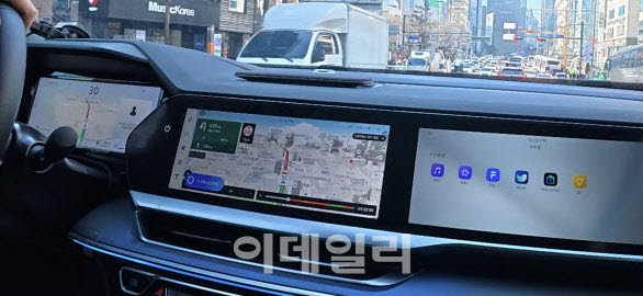 르노 필랑트에서 운전자가 에이닷 오토에 대화를 걸자, 티맵 화면 좌측 하단에 에이닷 오토가 음성을 인식하고 있다(사진=윤정훈 기자)