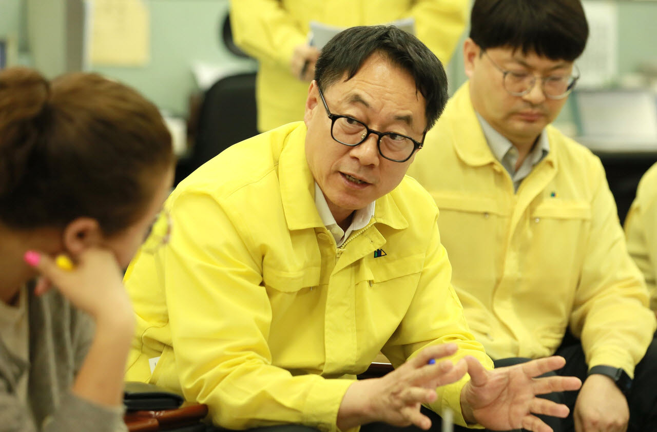 임하수 산림청 차장이 9일 정부대전청사에서 지난해 산사태 피해 이후 달라진 주요 정책과 올해 여름철 대응체계를 설명하고 있다. (사진=산림청 제공)