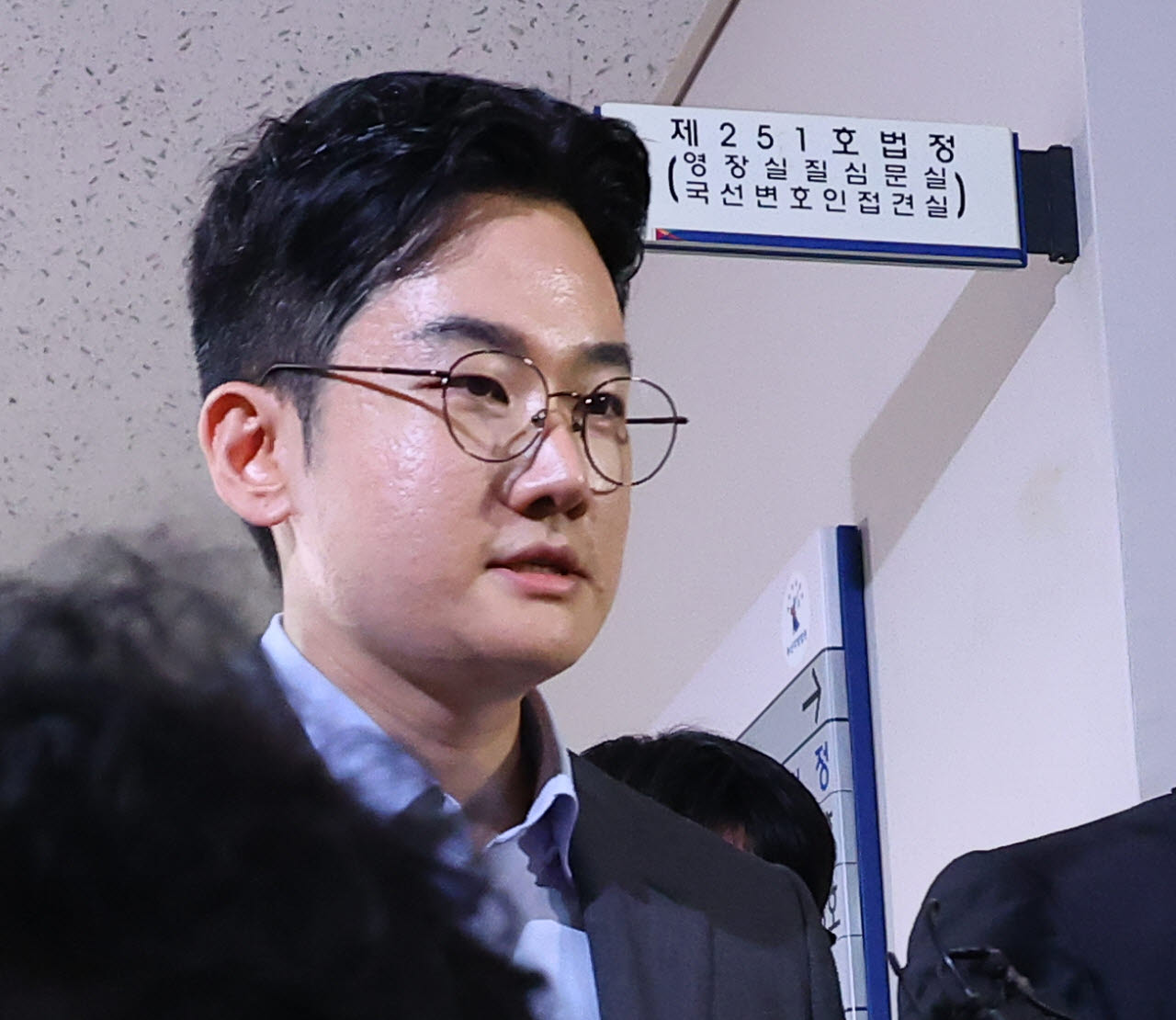 6·3 지방선거에서 피습 자작극 혐의를 받는 정이한 전 개혁신당 부산시장 후보가 8일 부산지방법원에 구속 전 피의자 심문(영장실질심사)에 출석하기 위해 법정에 들어서고 있다. (사진=연합뉴스)