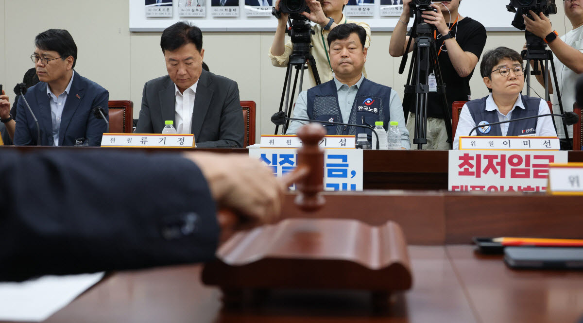 9일 정부세종청사 최저임금위원회에서 제13차 전원회의가 시작되고 있다. 지난 회의에서 6차 수정안으로 노동계와 경영계는 각각 시간당 1만1천450원과 1만460원을 제시해 양측의 격차는 990원으로 줄어든 상태다. 왼쪽부터 양옥석 중소기업중앙회 인력정책본부장, 류기정 한국경영자총협회(경총) 전무, 류기섭 한국노총 사무총장, 이미선 민주노총 부위원장. (사진=연합뉴스)