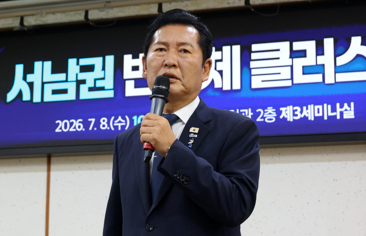 더불어민주당 정청래 전 대표가 8일 국회 의원회관에서 열린 서남권 반도체 클러스터 성공을 위한 정책토론회에서 인사말을 하고 있다. (사진 = 연합뉴스)