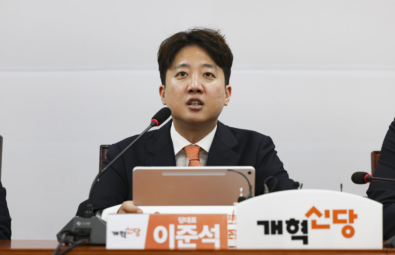 이준석 개혁신당 대표가 29일 오전 서울 여의도 국회에서 진행된 최고위원회의에서 발언을 하고 있다. (사진 = 뉴시스)