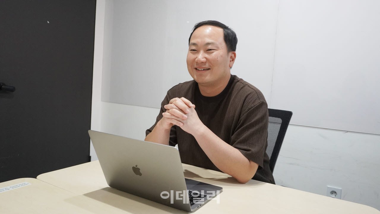 이관우 버즈빌 대표가 서울 송파구 버즈빌 사무실에서 이데일리와 인터뷰를 하고 있다.(사진=버즈빌)