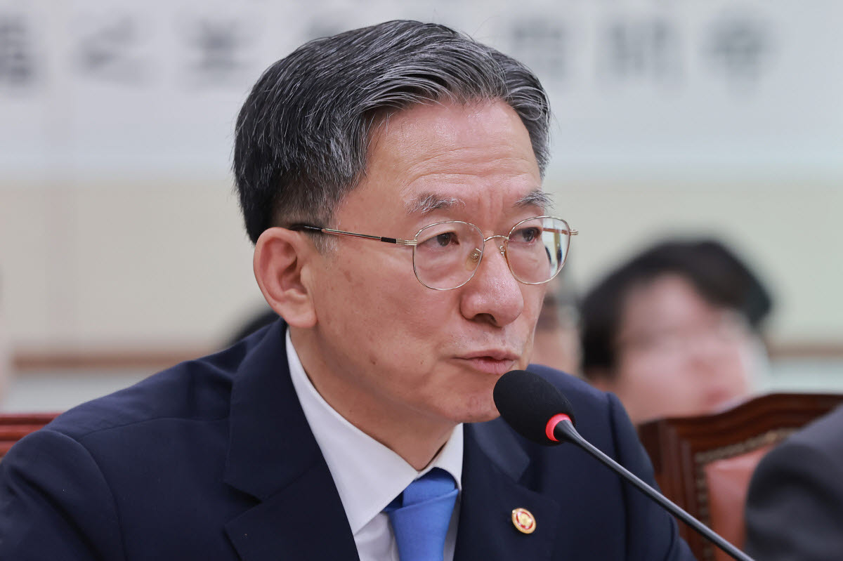 정성호 법무부 장관이 지난 8일 국회에서 열린 법제사법위원회 전체회의에서 의원 질의에 답하고 있다. (사진=연합뉴스)