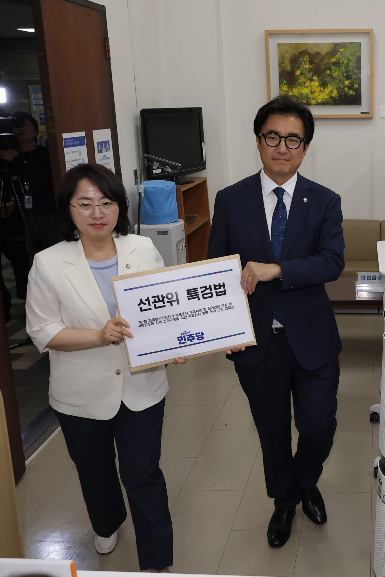 김성회 더불어민주당 의원과 이주희 원내대변인이 9일 서울 여의도 국회 의안과에 선관위 특검법을 제출하기 위해 이동하고 있다. (사진=뉴시스)