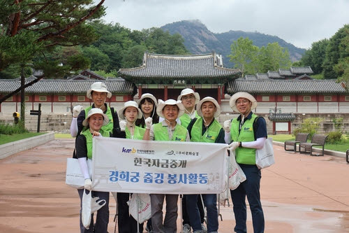 한국자금중개 임직원 일동. (사진=한국자금중개)