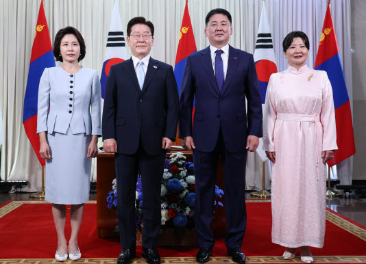몽골을 국빈 방문한 이재명 대통령과 김혜경 여사가 9일(현지시간) 울란바타르 정부청사에서 방명록 작성 후 오흐나 후렐수흐 대통령, 롭상도르지 벌러르체첵 여사와 기념촬영을 하고 있다. (사진=연합뉴스)