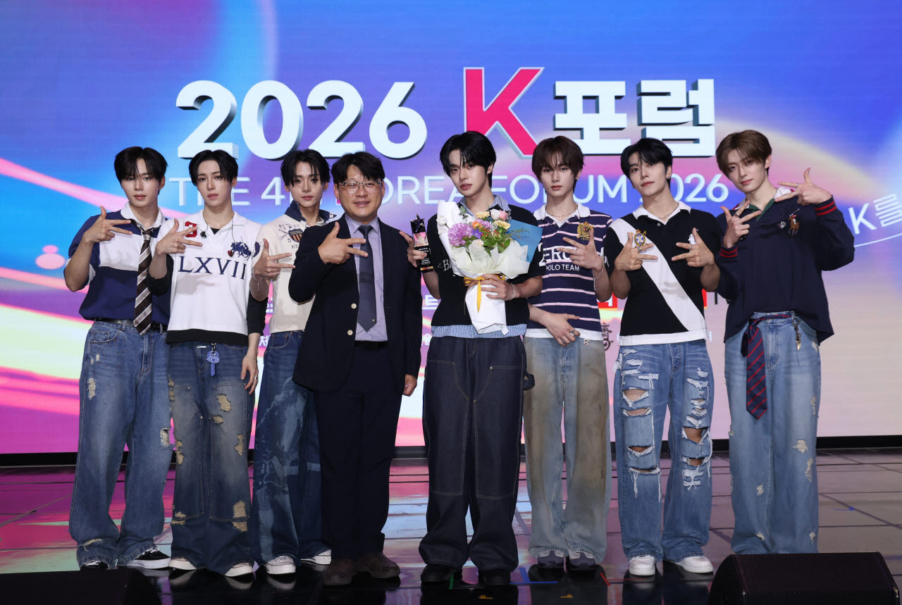 '2026 K포럼'이 9일 서울 영등포구 여의도 콘래드서울 그랜드볼룸에서 열렸다. 알파드라이브원 준서(왼쪽부터), 아르노, 상원, 김은구 일간스포츠 국장, 리오 안신 씬롱, 상현이 2026 KGMA 아티스트 오브 먼스 시상식에서 수상 후 기념촬영을 하고 있다. (사진=일간스포츠)
