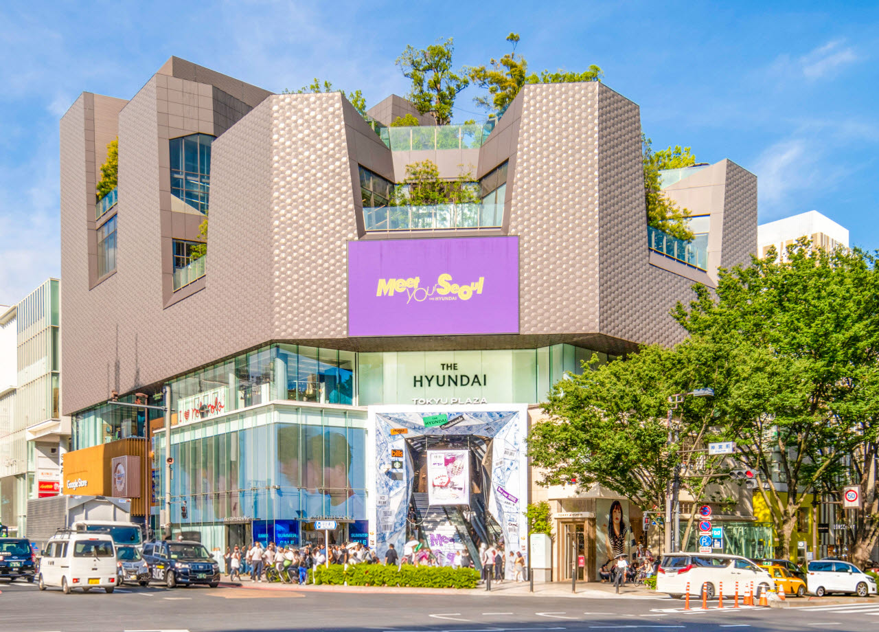 오는 10일 도쿄 오모테산도 거리에 문을 여는 더현대 글로벌의 첫 플래그십 스토어 ‘더현대(THE HYUNDAI, ザ·ヒョンデ)’ 전경 사진. (사진=현대백화점)