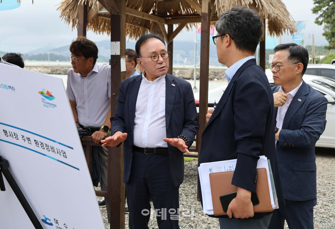 [포토] 돌산 진모지구 점검하는 박수관 여수세계섬박람회 조직위원장
