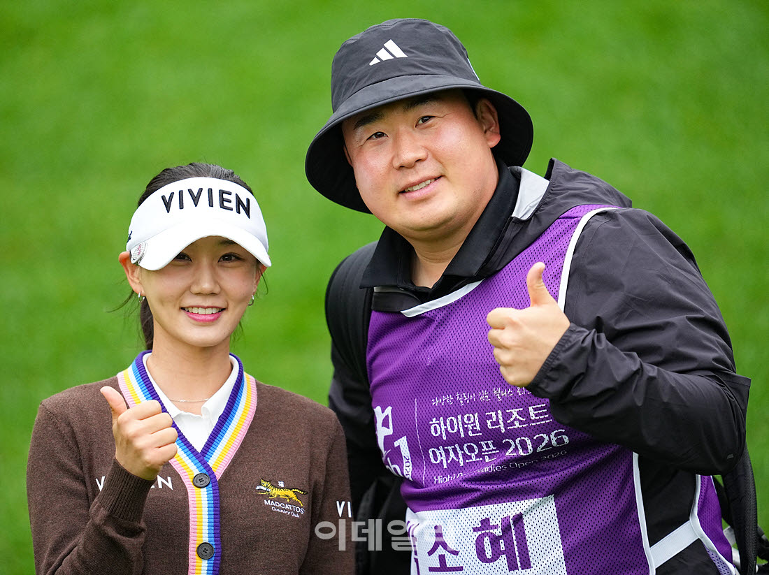 [포토]박소혜.콤비 캐디와 엄지척