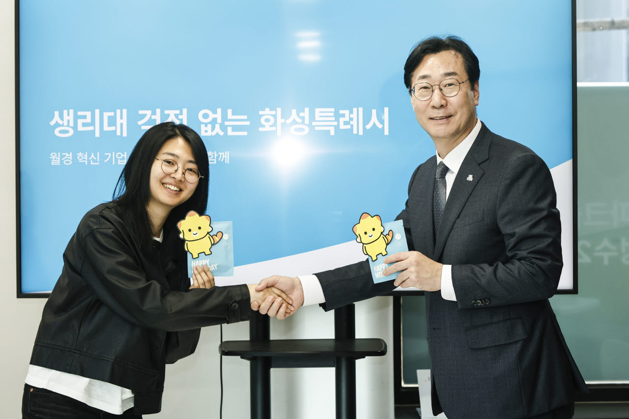 지난 2월 지역 내 생리대 제조업체를 만난 정명근 화성특례시장.(사진=화성시)