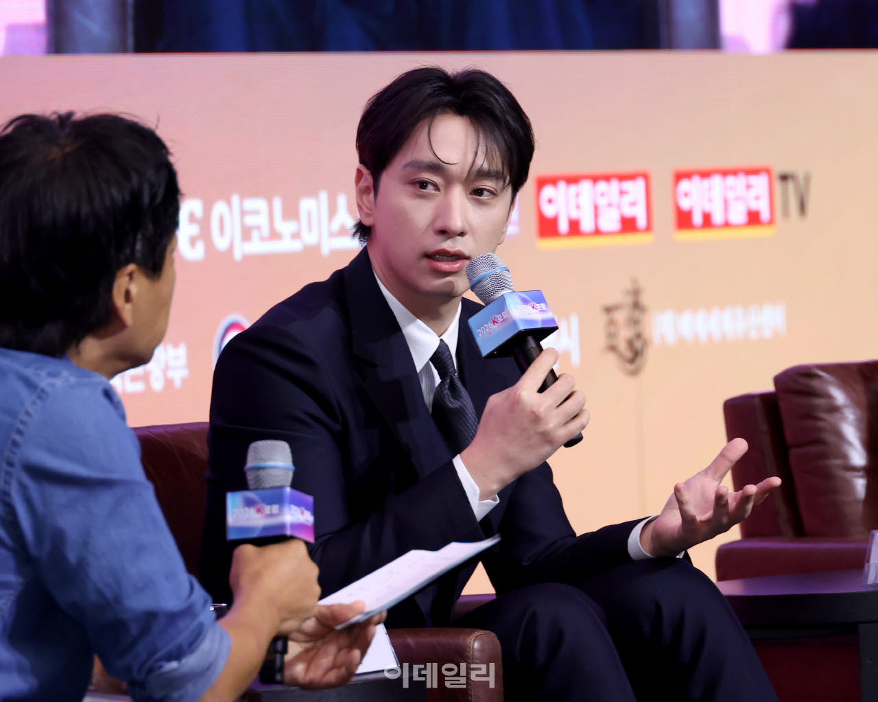 ‘2026 K포럼’이 9일 서울 영등포구 여의도 콘래드서울 그랜드볼룸에서 열렸다. 배우 겸 가수 황찬성이 ‘황찬성을 플레이하라: AI 시대 K스타 IP의 새로운 문법’이라는 주제로 대담을 하고 있다.(사진=일간스포츠)