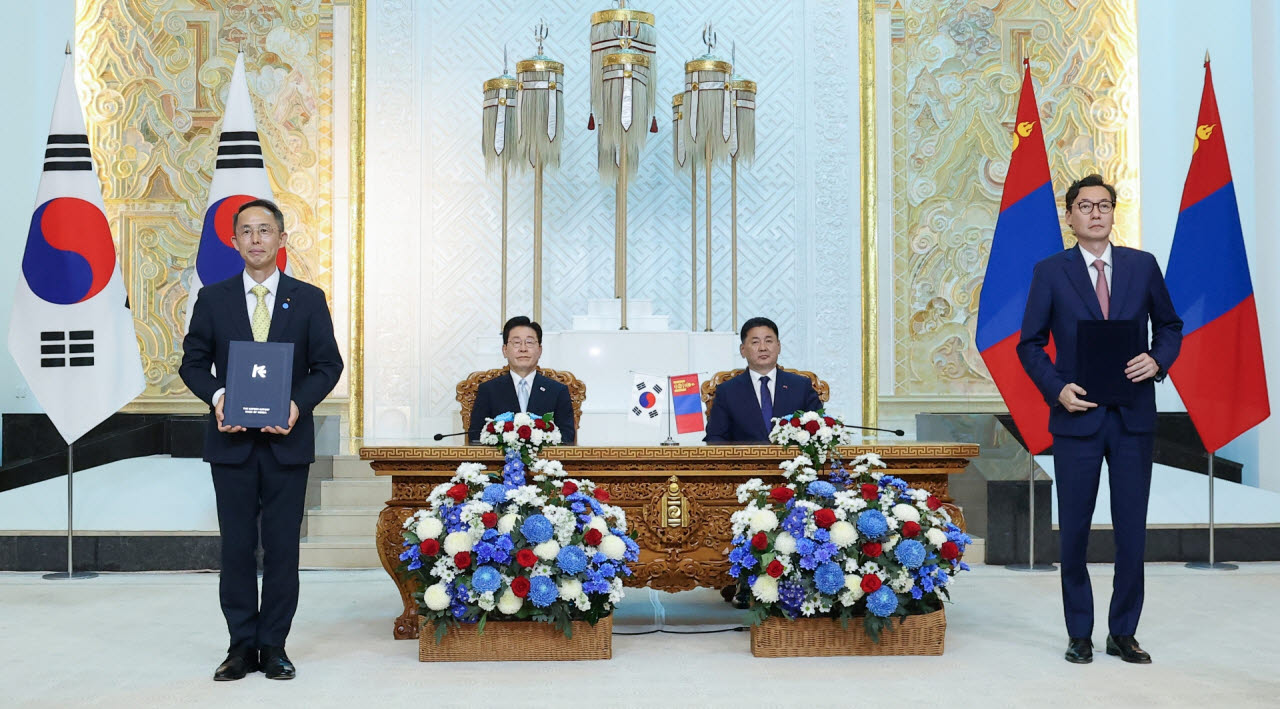 이재명 대통령과 후렐수흐 몽골 대통령이 임석한 가운데 황기연 한국수출입은행장(맨 왼쪽)과 오르혼 몽골무역개발은행(TDB) 행장(맨 오른쪽)이 9일 몽골 올란바타르 정부청사에서 열린 수은-TDB 간 금융협력 양해각서 교환식에서 기념 촬영을 하고 있다.(사진=수출입은행)