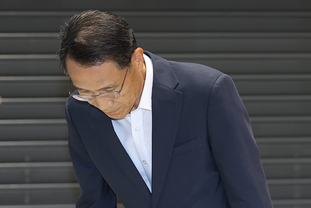 유재성 경찰청장 직무대행이 10일 인천국제공항 제2여객터미널을 통해 귀국해 취재진 질문에 답한 뒤 인사하고 있다. (사진=연합뉴스)
